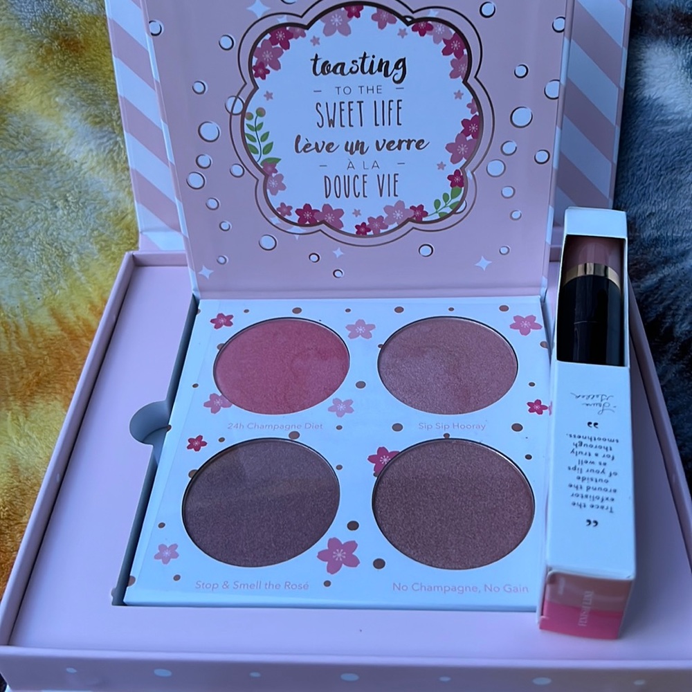 Laura G lip scrub and tint with Beauty Bakerie’s champagne cotton candy 🎨